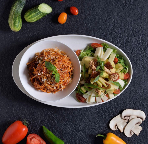 Moitié pâtes et moitié salade Baci