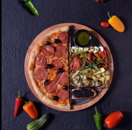 Une assiette moitié pizza moitié légumes chez Baci